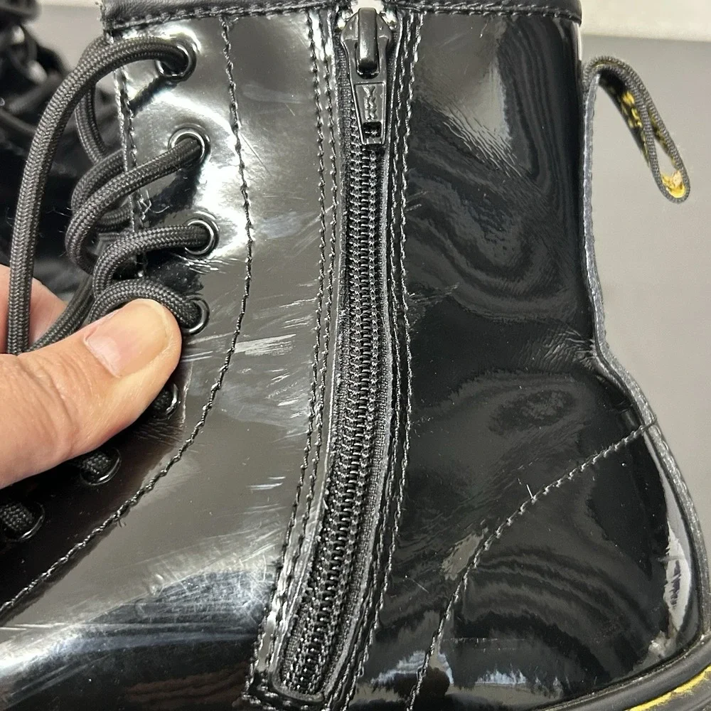 Dr. Martens Delaney Black Patent Leather Boots - Junior/Women's 6 (USL) Men's 5‎